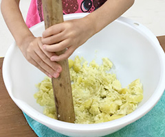 栽培した野菜で調理